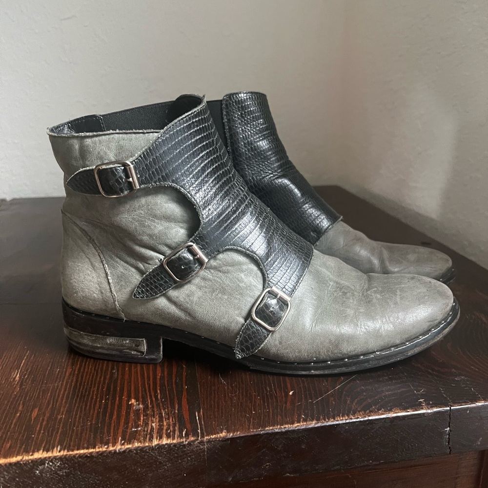 Freda Salvador Green and black Chelsea booties